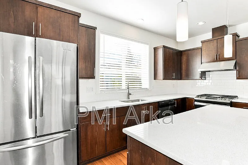 4 bed, 3.5 bath, 2040 sqft, $4,095 — Photo 2