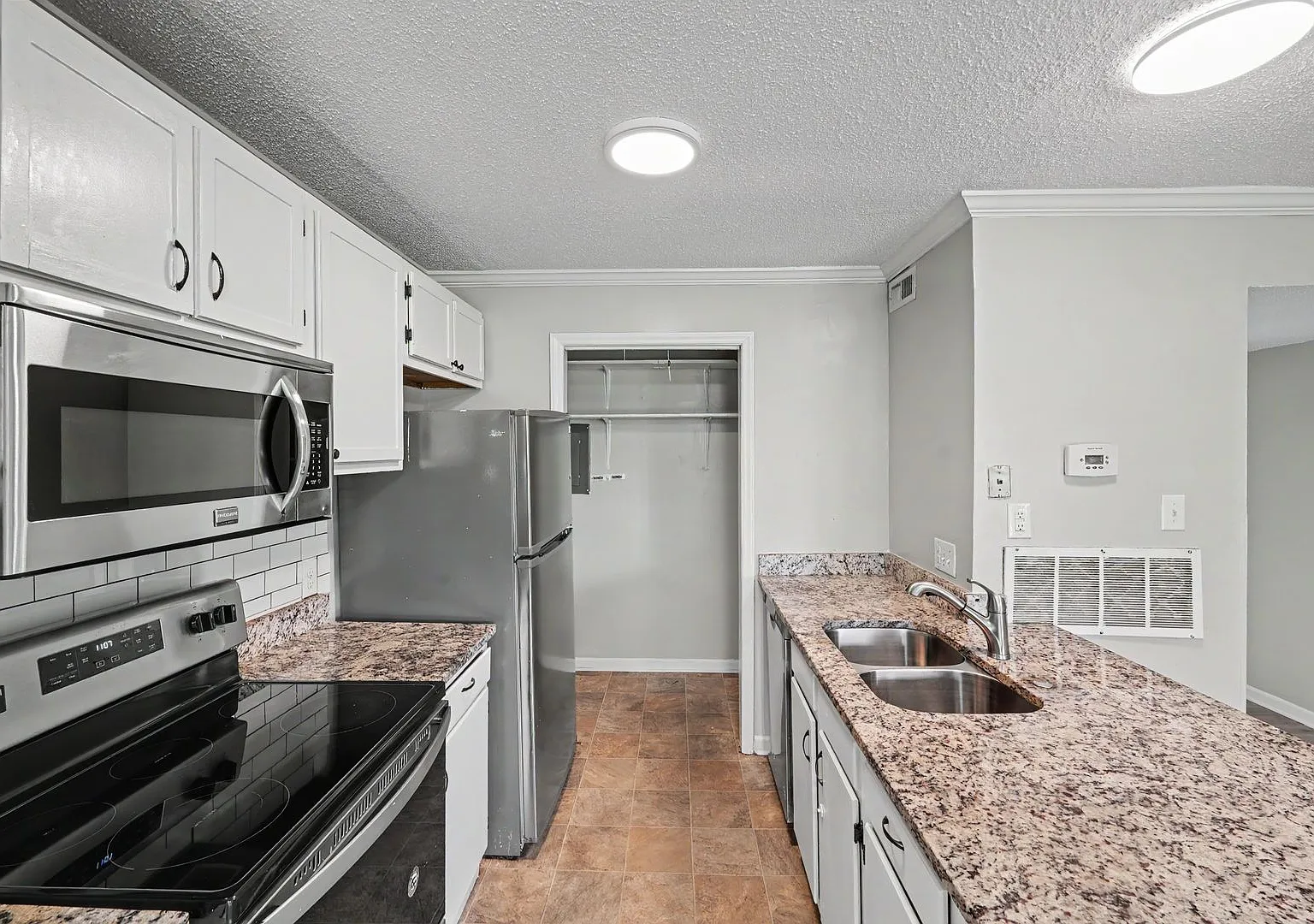 Charming 2BR/2BA South Charlotte Condo with Private Balcony & Fireplace — Photo 4