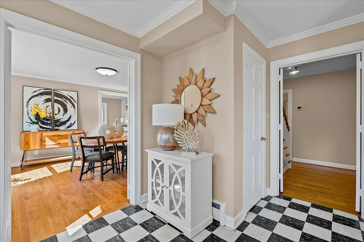 5 bed, 3.5 bath, 3744 sqft, $3,800 — Photo 2