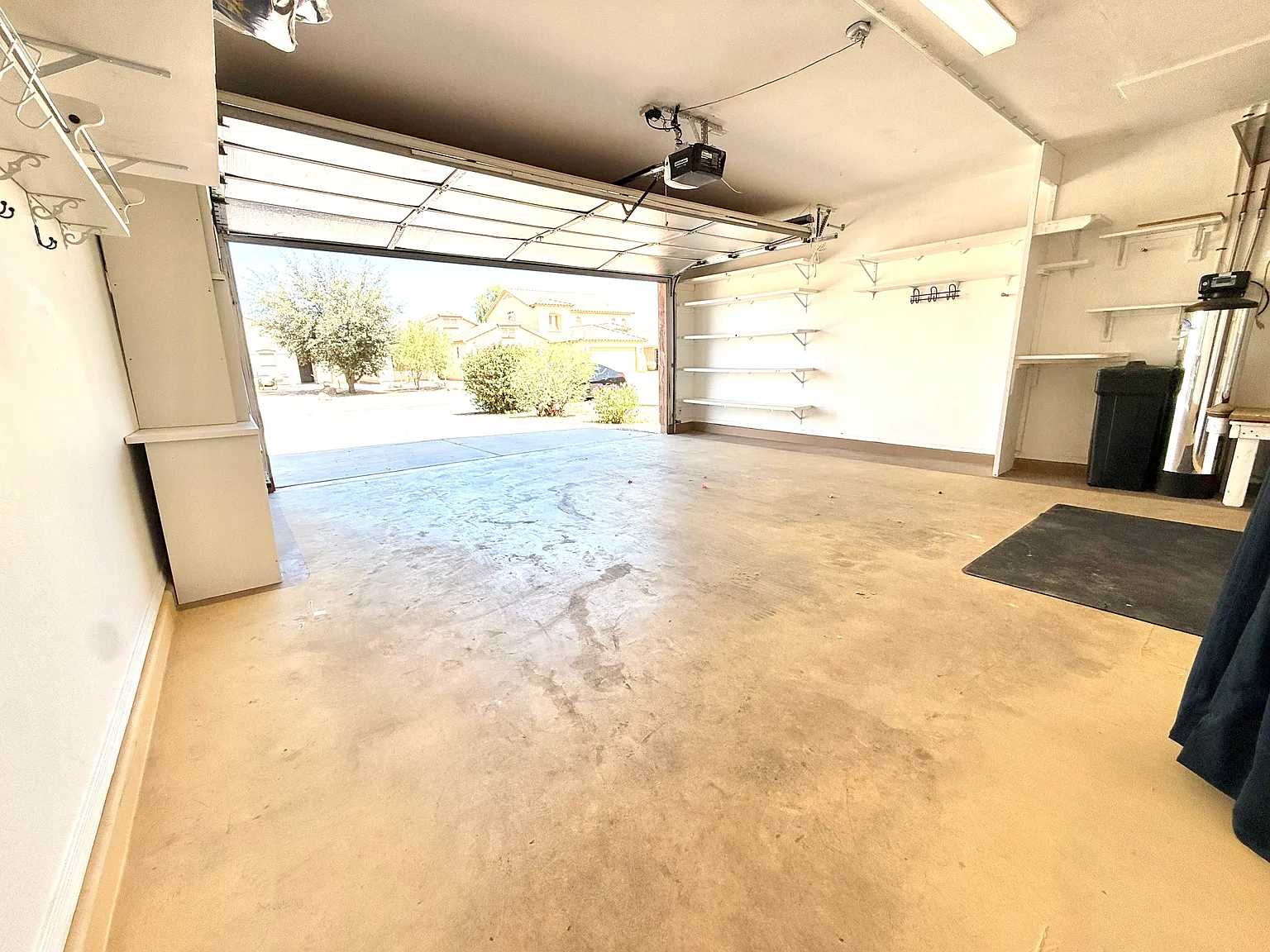 4 bed, 2.5 bath, 2275 sqft, $2,000 — Photo 3