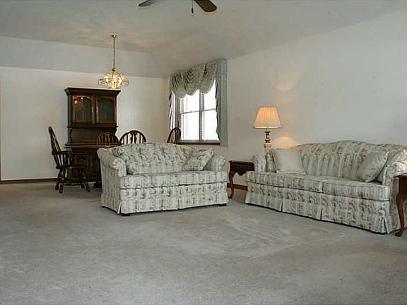 5th image of 2825 Colony Lake Dr E