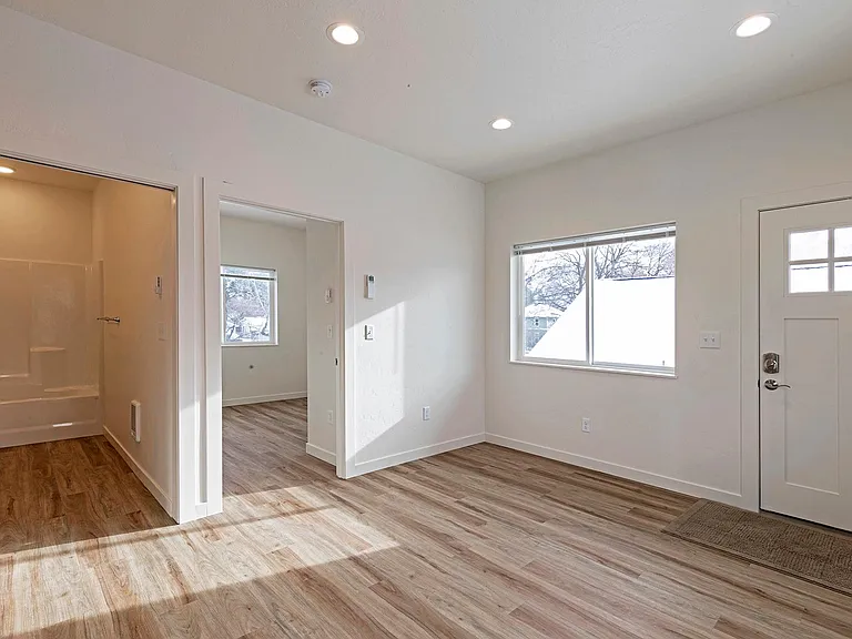 909 Poplar St #B — Photo 8