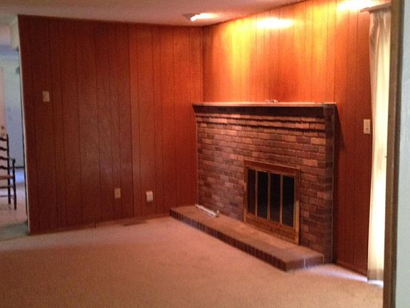 3rd image of 104 Barberry Dr