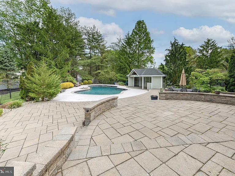 42 Ellsworth Dr — Photo 52