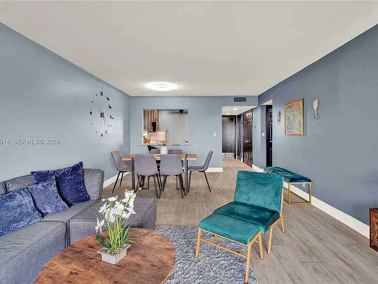 950 Hillcrest Dr #414 — Photo 12