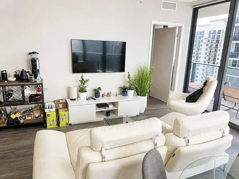 45 SW 9th St #2908 — Photo 2