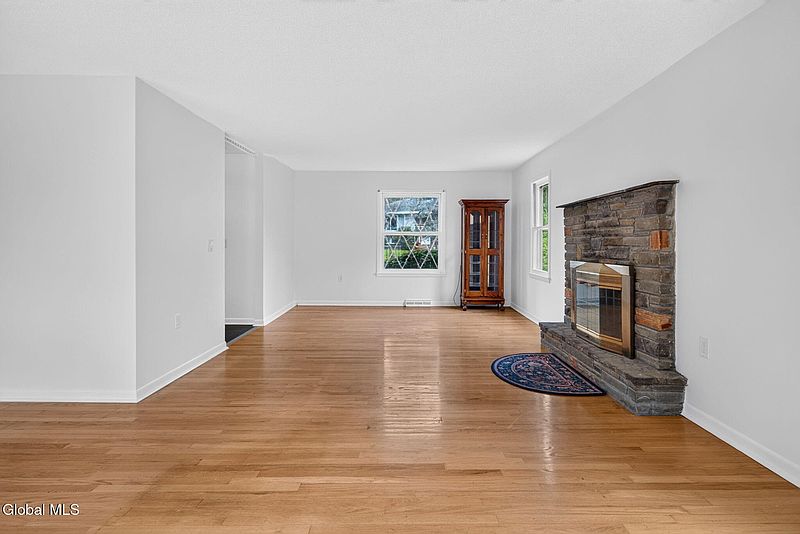 4th image of 13 Farmingdale Road