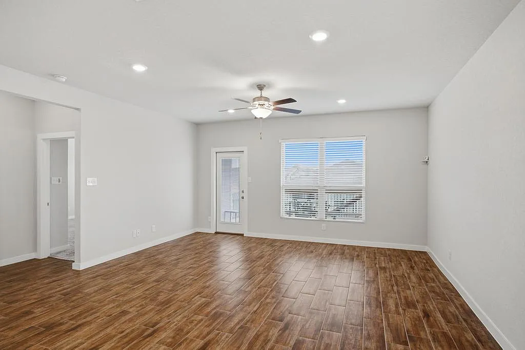 3 bed, 1710 sqft, $2,100 — Photo 4