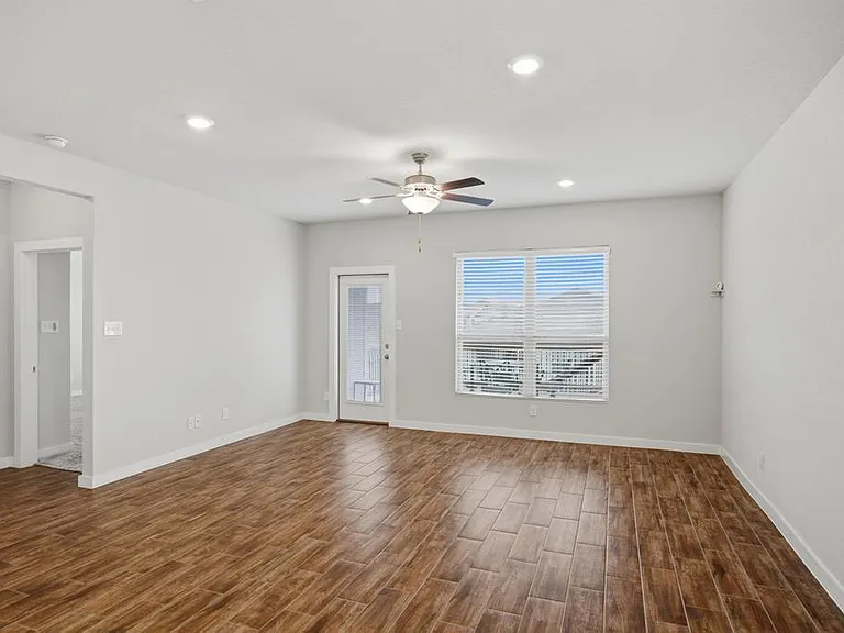 2431 Valencia Crst — Photo 4