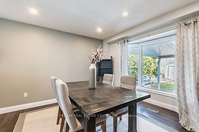 33 Strathroy Cres — Photo 17
