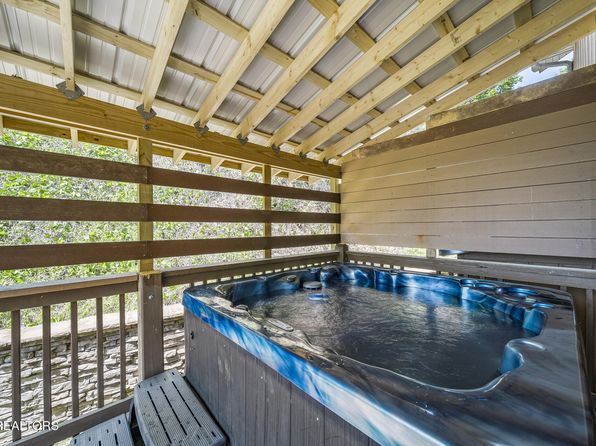 628 Woodland Dr, Gatlinburg, TN 37738