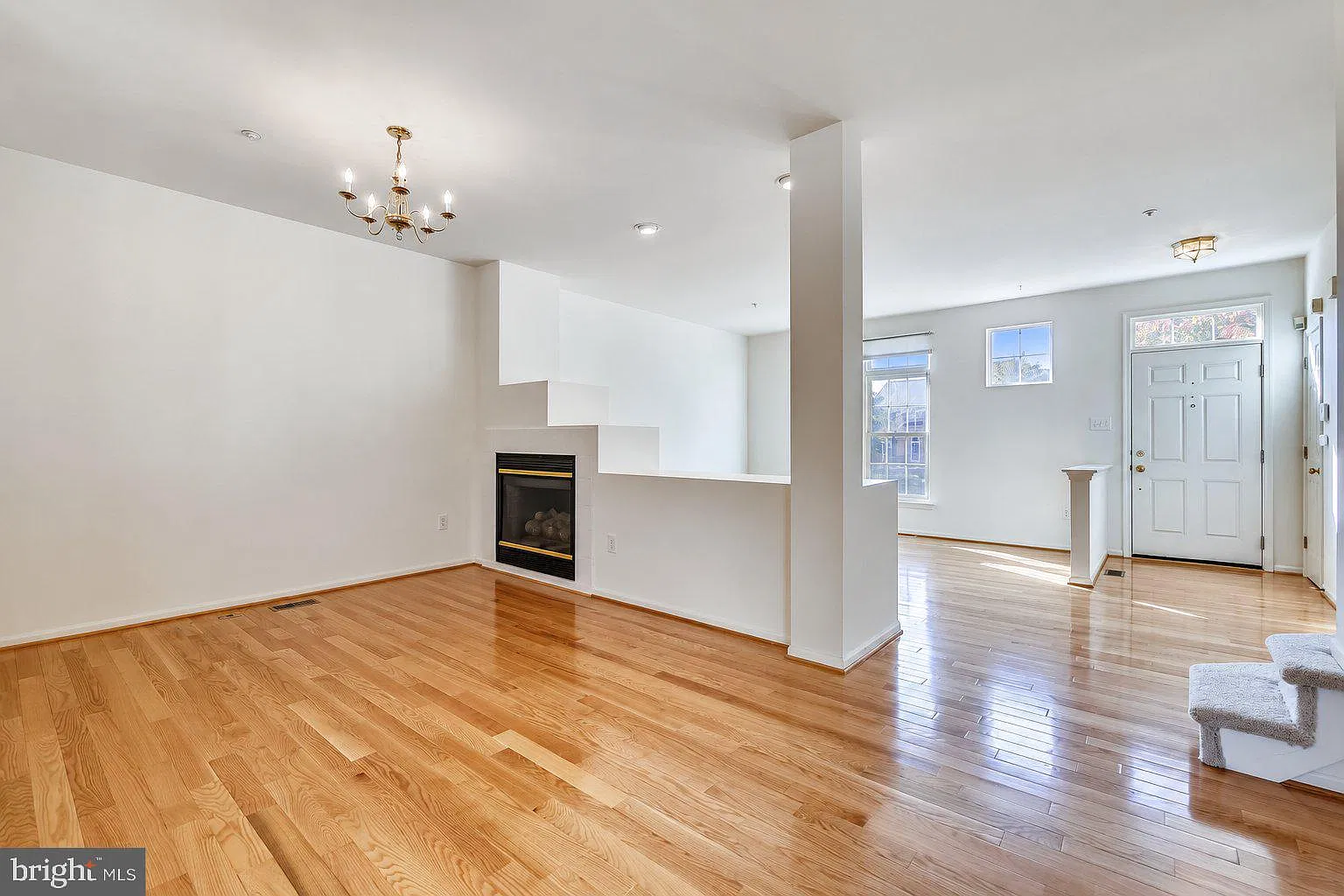 4 bed, 3.5 bath, 2372 sqft, $3,295 — Photo 2