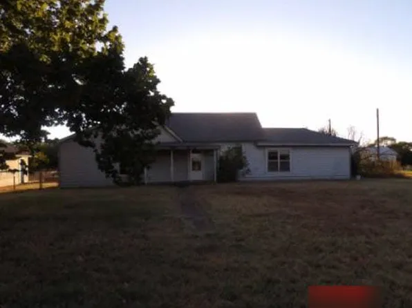 901 S 9th St, Comanche, OK 73529