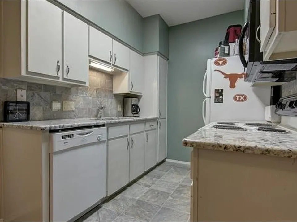 106 E 30th St #207