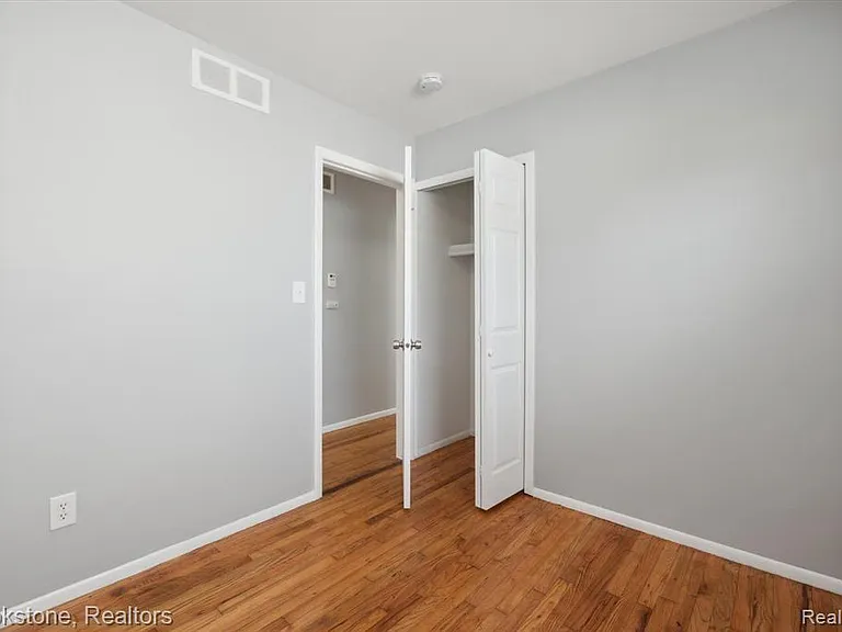 23583 Columbus Ave — Photo 8