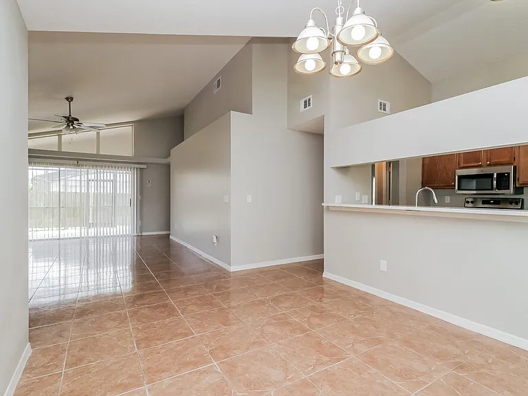 623 Weybridge Ct — Photo 5