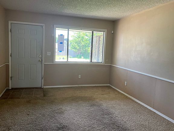 3rd image of 3127 S Bunker Hl