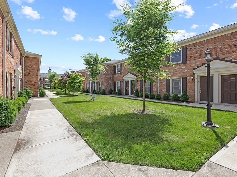 943 Manor Ln — Photo 45