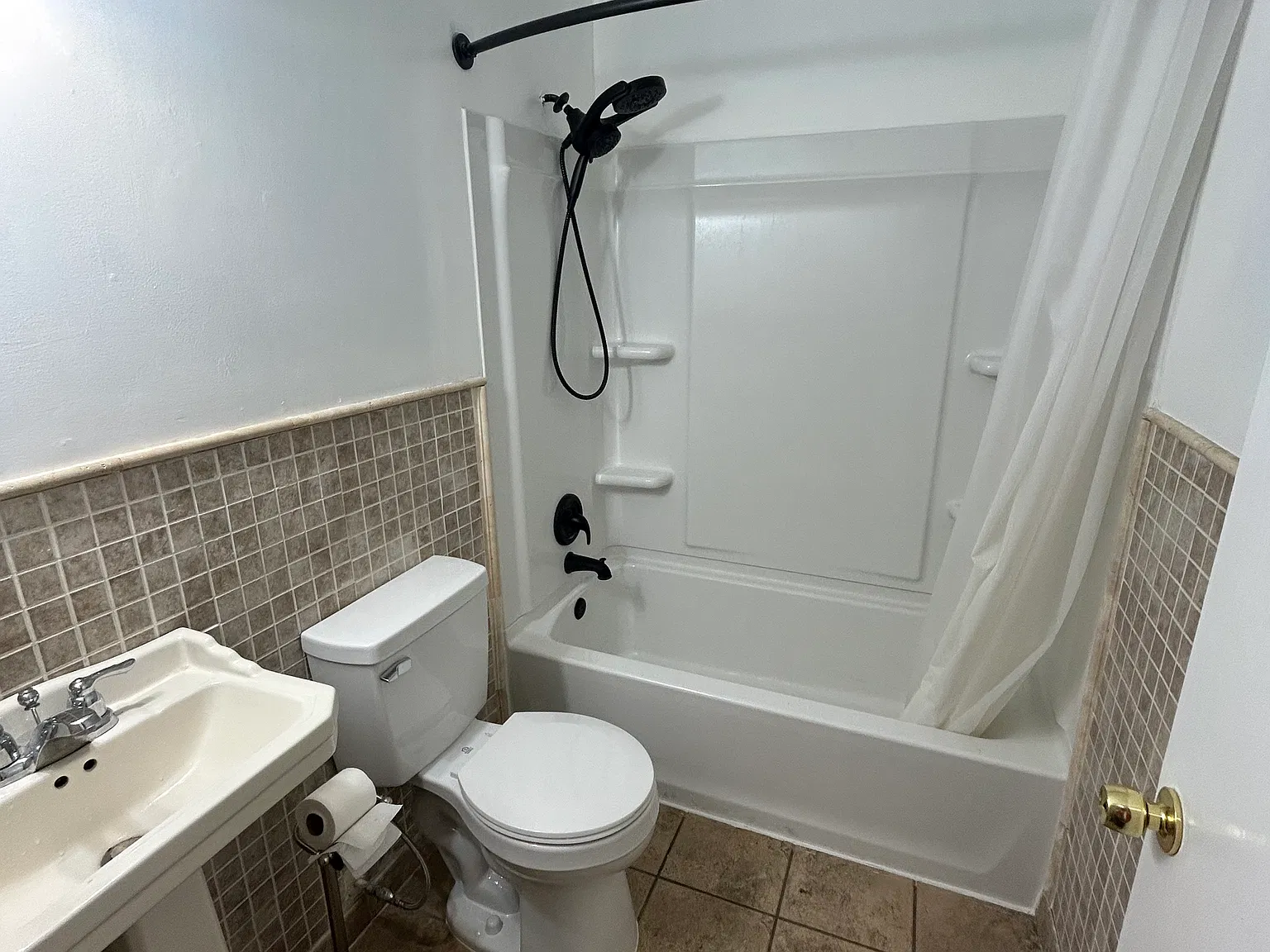 3 bed, 1.5 bath, 1200 sqft, $1,900 — Photo 2