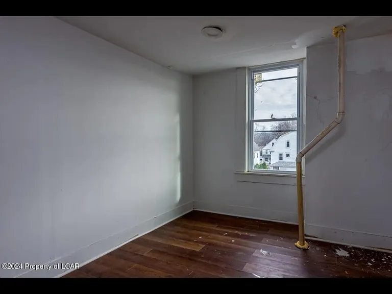 433 Elm Ave — Photo 2