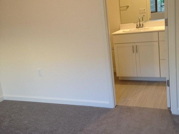 4th image of 25232 Parklane Dr