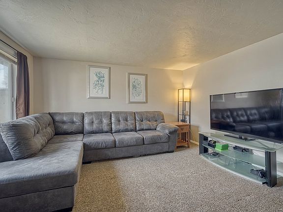 4th image of 670 College St
