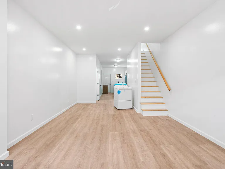 2055 Dickinson St — Photo 6