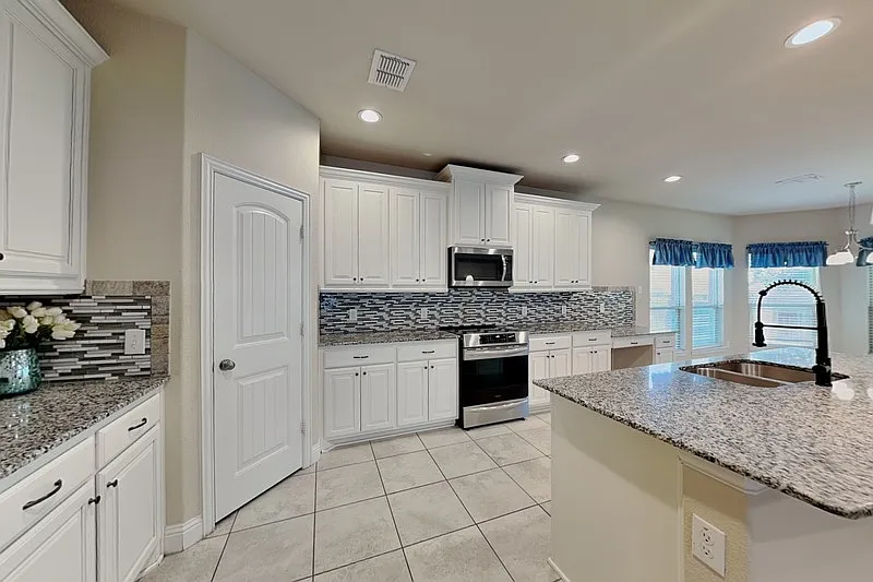 3 bed, 2.0 bath, 2339 sqft, $2,300 — Photo 4