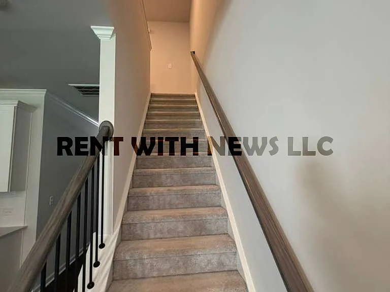 282 Paramount Dr — Photo 7