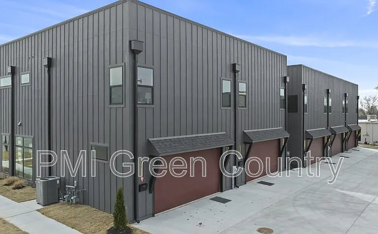 118 E Elgin St — Photo 34