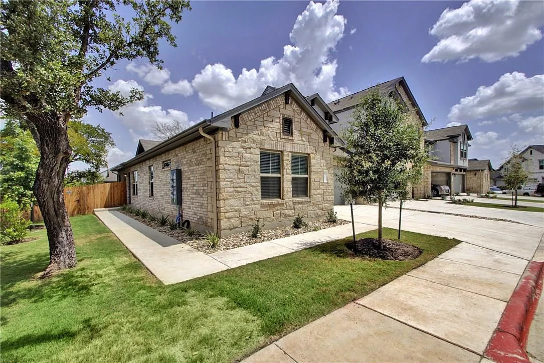 3 bed, 2.0 bath, 1423 sqft, $2,150 — Photo 2