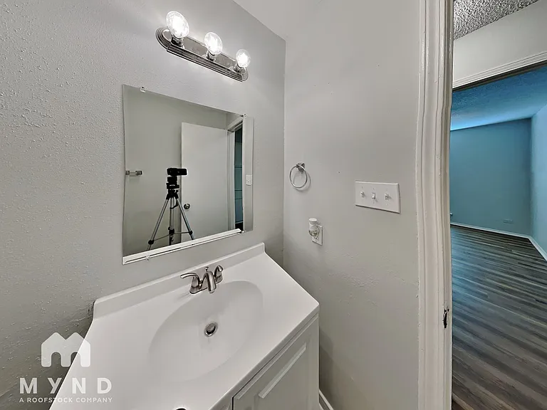915 Winnie St — Photo 18