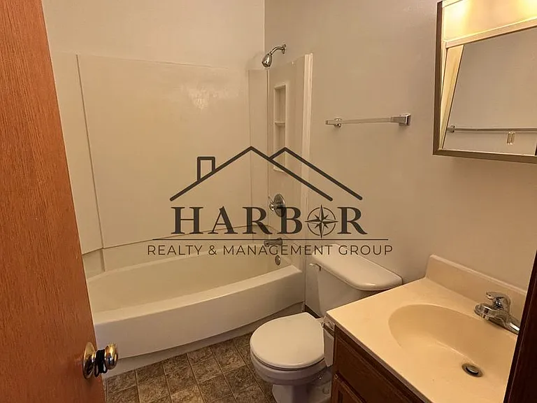 115 1st Ave NE #303 — Photo 4