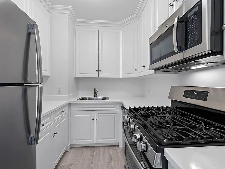 215 E 68th St #17-V — Photo 1