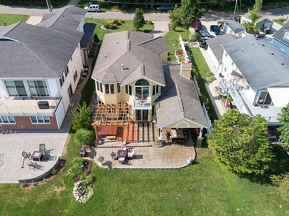 3rd image of 10049 Woodlawn Dr