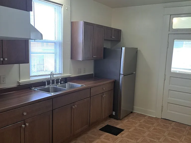 1133 Edgewater Ave — Photo 3