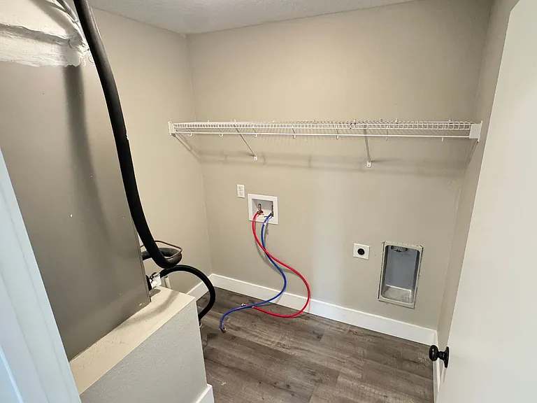 8833 Hampshire Dr — Photo 32