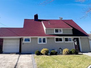 56 Fireplace Ln, Hicksville, NY 11801