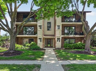468 Valley Dr APT 300, Naperville, IL 60563