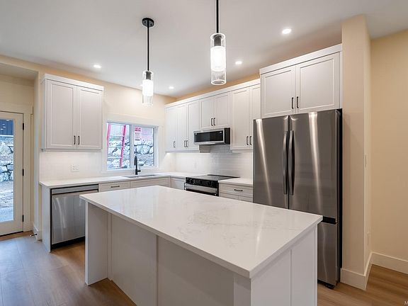 5th image of 668 Sanderson Rd