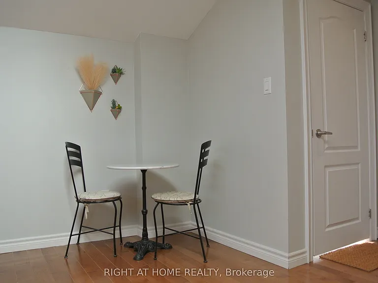 1088 Pearson Dr — Photo 2