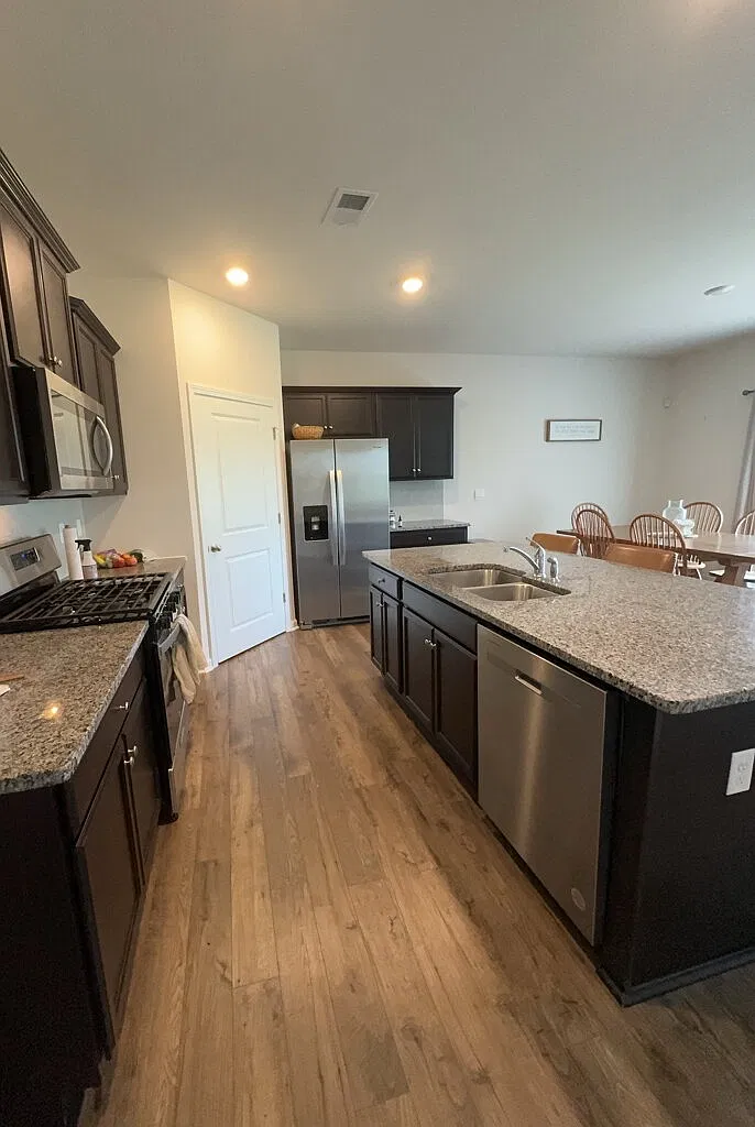 4 bed, 2.5 bath, 1764 sqft, $2,350 — Photo 3