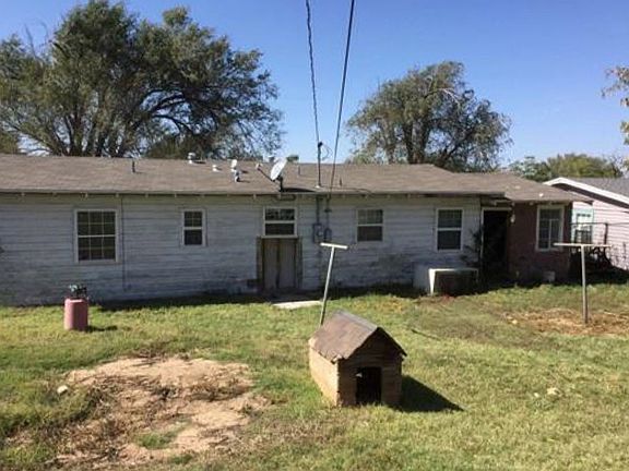 2nd image of 2412 Oak Dr