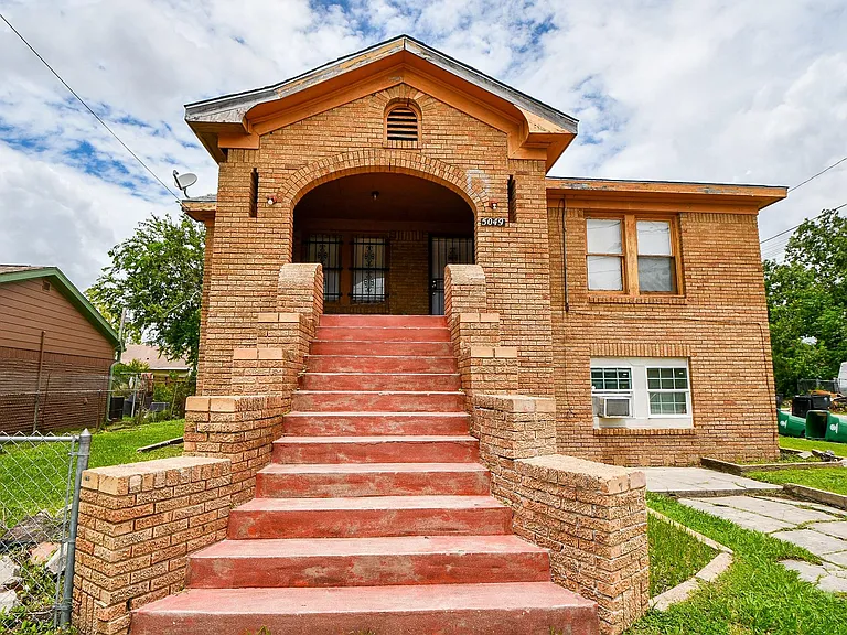 5049 Jefferson St #B — Photo 3