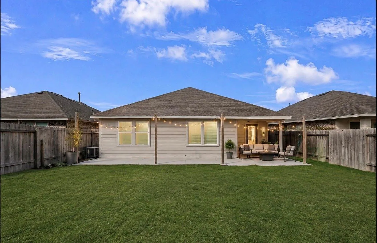 4 bed, 2.0 bath, 1852 sqft, $2,300 — Photo 2