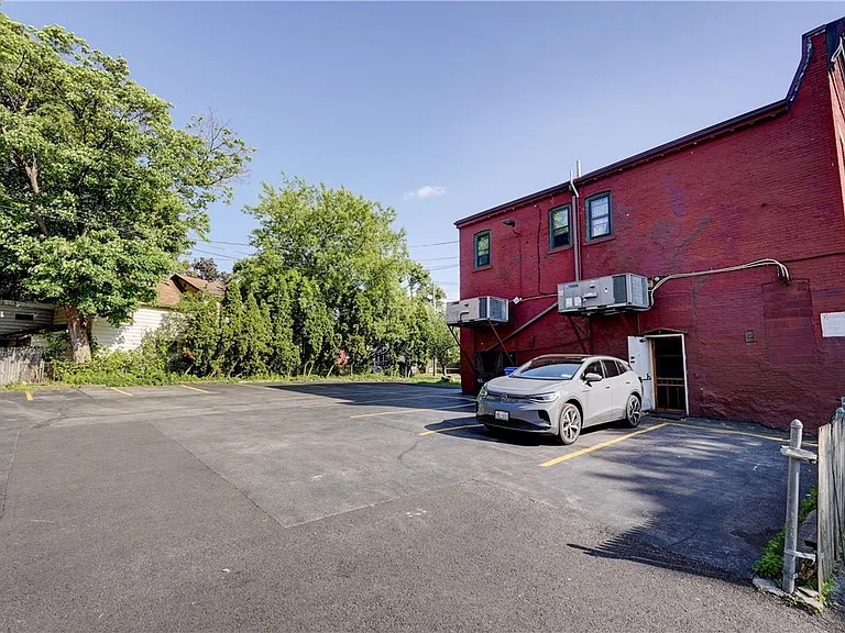 90 Henrietta St #4 — Photo 18