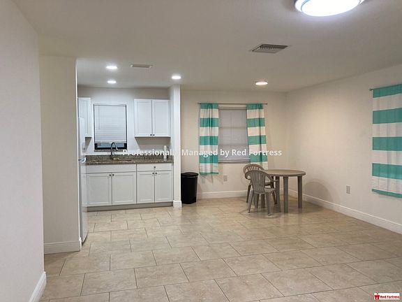 5th image of 1104 SE 8th St APT 9