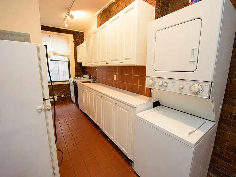 154 8th Ave #3 — Photo 4