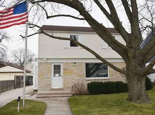 5824 N Lydell Ave, Whitefish Bay, WI 53217