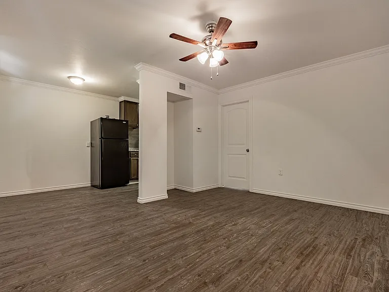 319 E Edwards St — Photo 2
